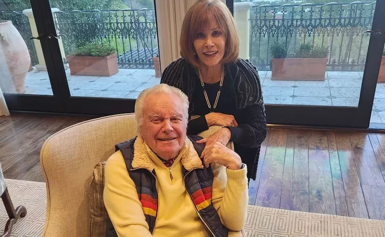 Robert Wagner and Stefanie Powers Reunite for Hart to Hart Moment